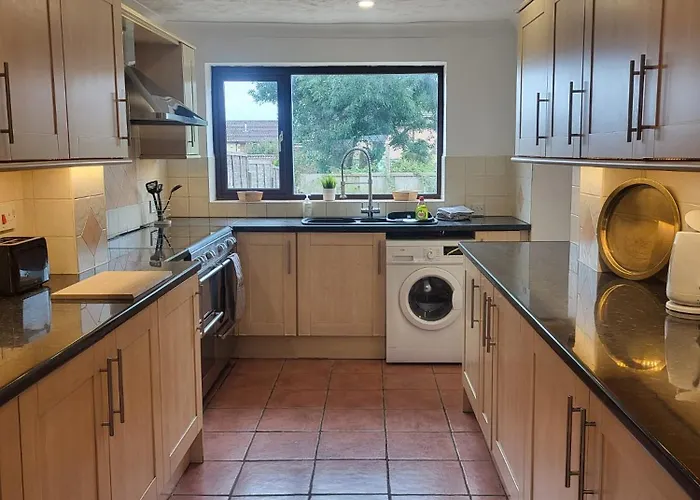 Spacious 4 Bed Family Retreat In The Heart Of Weymouth Close To Beaches & Attractions