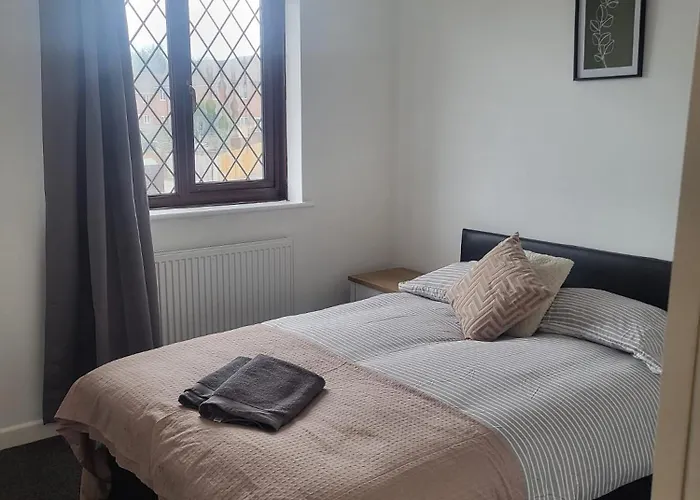 Spacious 4 Bed Family Retreat In The Heart Of Weymouth Close To Beaches & Attractions