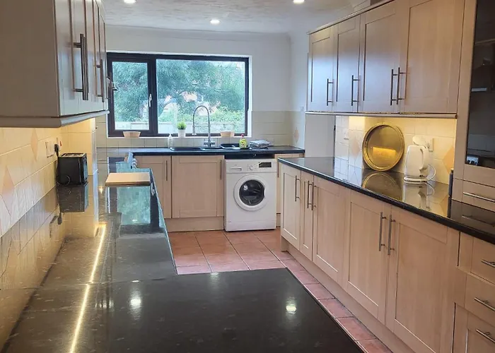 Spacious 4 Bed Family Retreat In The Heart Of Weymouth Close To Beaches & Attractions