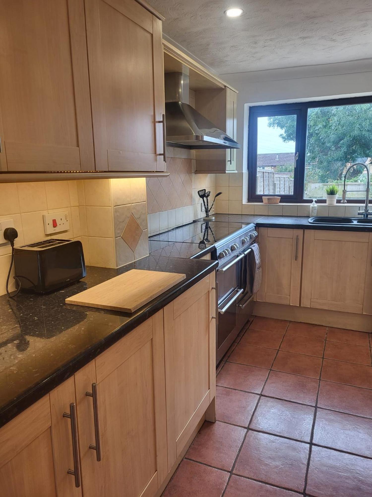 Spacious 4 Bed Family Retreat In The Heart Of Weymouth Close To Beaches & Attractions *